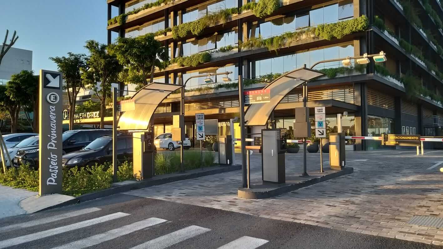 Passeio Primavera, em Florianópolis, utiliza equipamentos da Perto em seu estacionamento